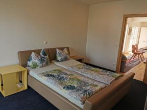 een slaapkamer met een bed met 2 kussens erop bij Schöne große 90 m² Ferienwohung in Zweikirchen 