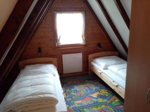 Tempat tidur dalam kamar di Ferienhaus Bayern