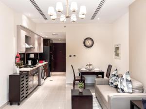 Kuchyň nebo kuchyňský kout v ubytování Luton Vacation Homes - Elite Residence Downtown, Dubai