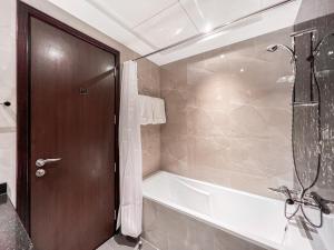 Koupelna v ubytování Luton Vacation Homes - Elite Residence Downtown, Dubai