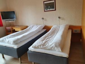 Tempat tidur dalam kamar di Heia Gjestegård