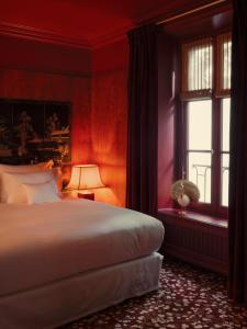 a bedroom with a large bed and a window at Hôtel Particulier Montmartre in Paris
