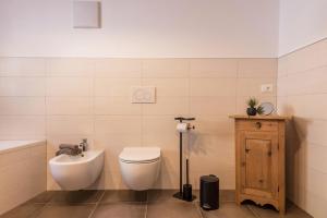 A bathroom at Sparberhof Apt Floriani