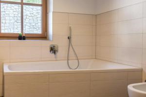 A bathroom at Sparberhof Apt Floriani