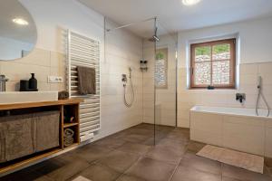 A bathroom at Sparberhof Apt Floriani Még 20 kép