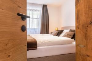 A bed or beds in a room at Sparberhof Apt Floriani