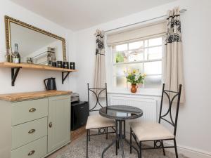 a kitchen with a table and chairs and a window at Pass the Keys Cosy 1 Bed Studio in Central Bath in Bath