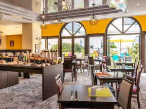 Um restaurante ou outro lugar para comer em Mercure Trouville Sur Mer