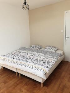 Fotografia z galérie ubytovania LE DUPLEX ESTHER WIFI PARKING GRATUIT TOUTE LA RUE Pour 5 PERSONNES v destinácii Sedan
