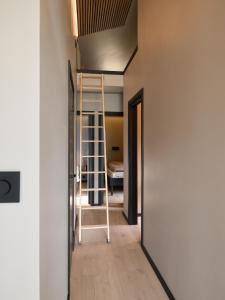 een kamer met een ladder en een kamer met een bed bij Koie Deluxe in Stranda
