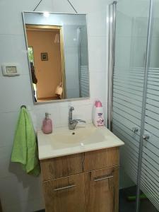 Phòng tắm tại יחידת דיור עם בריכה פרטית מפנקת