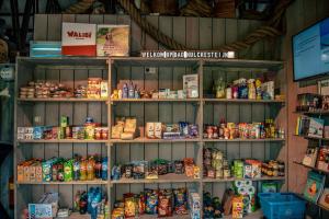 una habitación llena de estanterías llenas de comida y bebida en EuroParcs Bad Hulckesteijn, en Nijkerk