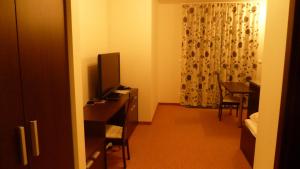 Pokój ten wyposażony jest w telewizor oraz biurko z krzesłem. w obiekcie Apartman Panorama 329 w Szczyrbskim Plesie