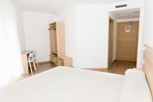 Postel nebo postele na pokoji v ubytování Hotel Faro de Finisterre