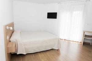 Postel nebo postele na pokoji v ubytování Hotel Faro de Finisterre