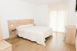 Postel nebo postele na pokoji v ubytování Hotel Faro de Finisterre