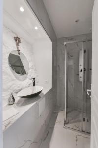 THE WHITE HOUSE BEAUSOLEIL- Monaco Border Waterfall & View of Sea and Monaco في بوسولاي: حمام أبيض مع حوض ودش +47 صورة