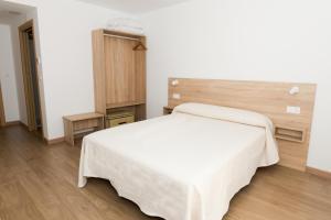 Postel nebo postele na pokoji v ubytování Hotel Faro de Finisterre