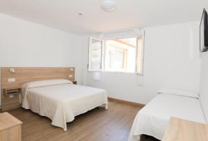 Postel nebo postele na pokoji v ubytování Hotel Faro de Finisterre