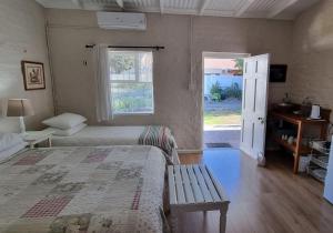 Postel nebo postele na pokoji v ubytování Rietjiesbos Self Catering