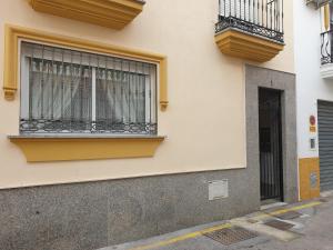 un edificio con una ventana con barrotes. en Precioso Estudio en Arroyo de la Miel . Centro, en Benalmádena