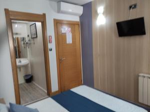 sypialnia z drzwiami oraz łazienka z umywalką w obiekcie AlojaDonosti City Center w mieście San Sebastián +14 zdjęć