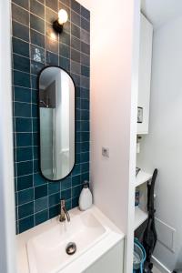 馬賽的住宿－Noa : Joli studio cosy avec chambre，一间带水槽和镜子的浴室