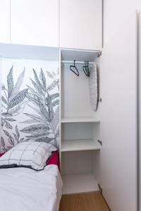 馬賽的住宿－Noa : Joli studio cosy avec chambre，一间卧室配有一张植物墙床
