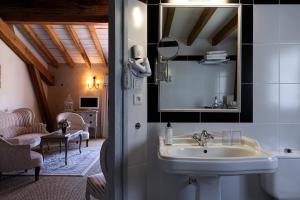 un bagno con lavandino e specchio di Domaine de Bassilour a Bidart