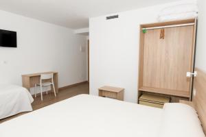 Postel nebo postele na pokoji v ubytování Hotel Faro de Finisterre