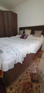 Stan na dan Bijelo Polje في بييلو بوليي: سرير عليه بطانية بيضاء