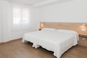 Postel nebo postele na pokoji v ubytování Hotel Faro de Finisterre