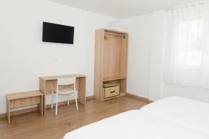 Postel nebo postele na pokoji v ubytování Hotel Faro de Finisterre