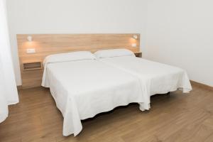 Postel nebo postele na pokoji v ubytování Hotel Faro de Finisterre