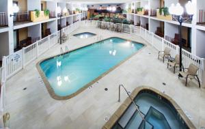 an overhead view of a large swimming pool in a hotel at DoubleTree by Hilton Austin, MN in Austin