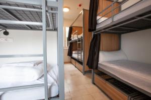 2 Etagenbetten in einem Hostelzimmer in der Unterkunft Ibarra Hostel in Sevilla