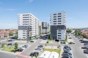 una vista aerea di un parcheggio con due edifici alti di Brioni Flat a Oradea