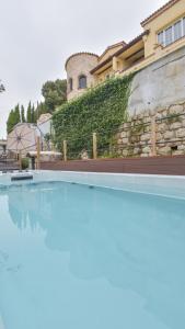 Bazén v ubytovaní BIRDS EYE VILLA Luxury Castle Paranomic Views of Monaco Monte Carlo Hills & Sea alebo v jeho blízkosti