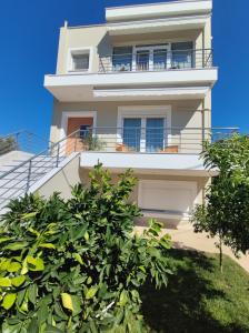 Balkón nebo terasa v ubytování The Bright House a two-storey maisonette in Loutraki
