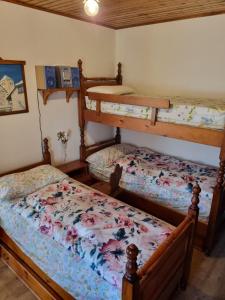 1 dormitorio con 2 literas en una habitación en Waidach Home, en San Candido