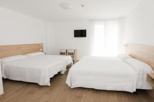 Postel nebo postele na pokoji v ubytování Hotel Faro de Finisterre