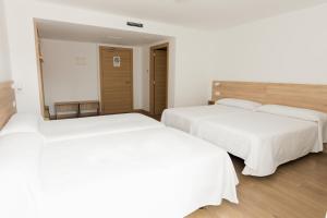 Postel nebo postele na pokoji v ubytování Hotel Faro de Finisterre