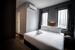 クアラルンプールにあるAsia Like Boutique Hotelのベッドルーム(白いベッド、ぬいぐるみ付)