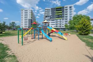 un parco giochi nella sabbia in un parco di Brioni Flat a Oradea