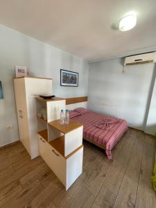 En eller flere senge i et værelse på Enjoy Travel Cute Studio Apartment