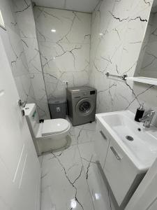 a white bathroom with a toilet and a sink at WHİTE ROSE VİLLA Jakuzili ve Isıtma Havuzlu in Sapanca