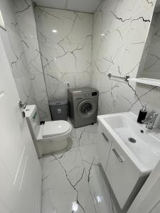 A bathroom at WHİTE ROSE VİLLA Jakuzili ve Isıtma Havuzlu