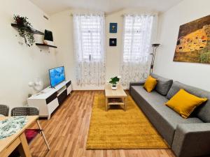 uma sala de estar com um sofá e uma mesa em Ground Floor Apartment em Praga