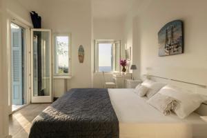 A bed or beds in a room at Seabreeze house by the sea
