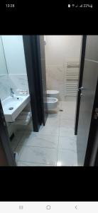 リミニにあるResidence Hotel Le Violeの白いバスルーム(洗面台、トイレ付)